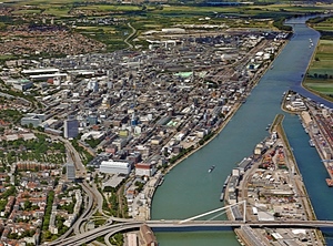 Aus der Vogelperspektive: Der Verbundstandort Ludwigshafen (Foto: BASF)