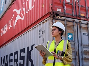 Stehen die Container – oder schippern sie schon? Die Logistikexpertin mit Tablet weiß es (Foto: Maersk)