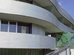 Garantiert rostfrei: Aluminiumelemente im Fassadenbau (Foto: AD)