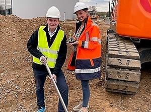 Stolz beim Spatenstich: Fernholz-Chef Michael Roth und Sarah Langer vom Projektentwickler Goldbeck (Foto: Fernholz)