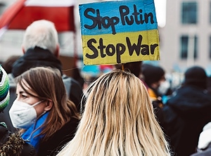 Noch tobt der Krieg in der Ukraine – und Russland und Putin profitieren (Foto: Pexels, Markus Spiske)