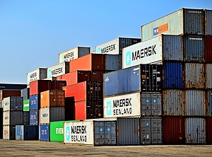 Ob zu Wasser und zu Land: Hauptsache, die Container bewegen sich (Foto: Pexels, Chanaka)