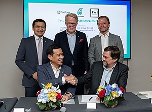 Petronas-CEO Mohd Yusri Mohamed Yusof (vorn links) und Fabrice Fouletier (PAI Partner, vorn rechts) unterzeichnen den Kaufvertrag. Stehend, von links: Petronas-CFO Mohd Azli Ishak, Perstorp-CEO Jan Secher und Ragnar Hellenius (PAI Partner; Foto: Petronas)