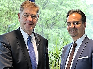 Stabwechsel: Dr. Wilhelm Steger (links) löst Oliver Schubert als CEO ab (Foto: ZKW Group)