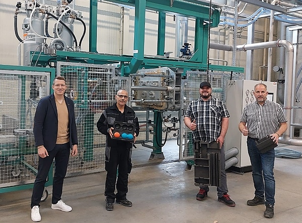 Gruppenbild vor dem neuen EPP-Produktionsbereich: Standortleiter Thomas Plautz, Produktionsmitarbeiter Antoniou Lazaros, Produktionsleiter Tobias Herzog und Betriebsleiter Thorsten Völlmer (v.li.; Foto: Schaumaplast)