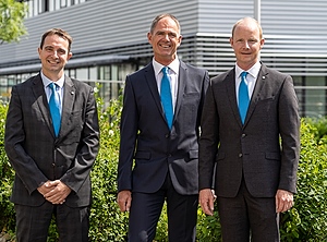 Die neue Geschäftsführung um Institutsdirektor Prof. Martin Bastian (Mitte): Dr. Benjamin Baudrit (li.) und Dr. Thomas Hochrein (Foto: SKZ)
