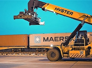 Der Greifer: Auf der neuen Route von China nach Europa müssen Container mehrfach umgesetzt werden (Foto: Maersk)