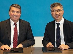 Rich Altice, President und CEO von NatureWorks (links), und Seung Jin Lee, Leiter des Biomaterials-Geschäfts von CJ Bio (Foto: NatureWorks)
