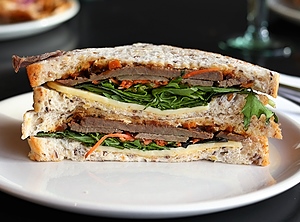 In der Sandwichposition: Trotz Salat und Karotte ist alles irgendwie Käse (Foto: Pexels, Erin Wang)