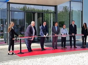 Offizielle Werkseinweihung in Ungarn: Kazuhiro Tsudasaid (3.v.l.), der Geschäftsführer von Nissho Hungary Precíziós, beim offiziellen Durchschneiden des roten Bandes (Foto: Hipa)