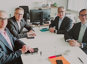 Übernahme besiegelt: Jürgen Wittler (2.v.l.), Gründer von European Additives, mit Matthias Pfaffernoschke (li.), Domenico Lo Curto (2.v.r.)und Yann Lissillour von Safic-Alcan (Foto: Safic-Alcan)