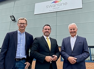 Haben gut lachen: Richard Towers (Swanline),  Zeus-CEO Keith Ockenden und Nick Kirby (Swanline; v.li.) vor der Swanline-Produktionsstätte in Stone / Großbritannien (Foto: Zeus Packaging)