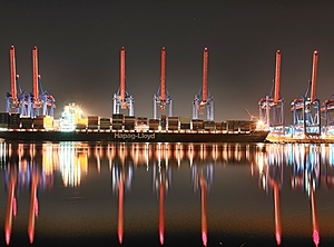 Nachts, wenn alle schlafen – nur der Hafen nicht (Foto: Pexels, Martin Damboldt)