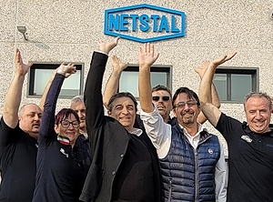 Nicht ohne mein Team: Alberto Rossi (4.v.li.) vor dem neuen Gebäude in Gerenzano (Foto: Netstal)