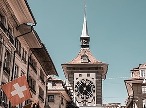 Fünf vor Zwölf? Die Schweiz prüft eine Aufstockung ihrer Kunststofflager (Foto: Zytglogge in Bern / Pexels)
