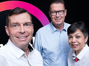 Bleibt auf dem Chefposten: Markus Steilemann (links), mit Dr. Klaus Schäfer und Sucheta Govil (Foto: Covestro)