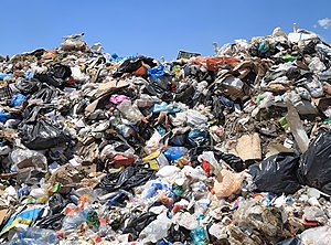 Gefahr für die EU-Recyclingziele: deponierter, unsortierter Müll (Foto: Panthermedia, kanvag)