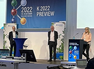 Auf der Pre-K-Pressekonferenz in Düsseldorf: Unternehmenschef Gerd Liebig (Mitte; Foto: Sumitomo Demag)