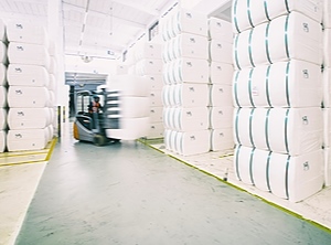 Am Standort Lenzing: Ballenlager der Viskose-Produktion (Foto: Lenzing/Christian Leopold)
