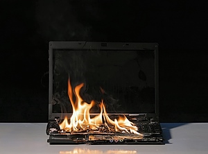 Brennende Kunststoffprodukte: Flammhemmer sollen dies verhindern (Foto: PantherMedia/Gudella)