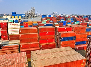 Stapelware: Container warten auf ihre Verschiffung (Foto: Pexels, Tom Fisk)