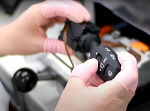 Lenksäulenschalter gehören zum Automobil-Portfolio der Lüdenscheider (Abb: Screenshot Kostal-Imagefilm)