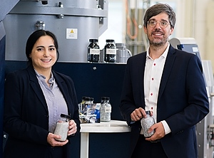 Vorgänger und Nachfolgerin: Dr. Johannes Rudloff übergibt die Gruppenleitung Compoundieren und Extrudieren an Hatice Malatyali (Foto: SKZ)