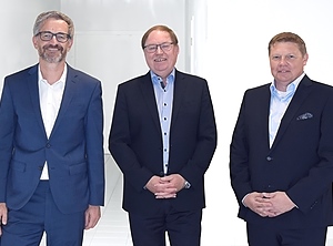 Zwei für einen: Dr. Christian Weber, Dr. Klaus Schamel und Peter Barwitzki (v.l.n.r.; Foto: Rampf-Gruppe)