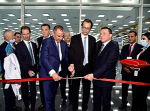 Marokkos Minister für Industrie, Ryad Mezzour, sowie für Transport Mohammed Abdeljalil nahmen die Werkserweiterung gemeinsam mit Safran-CEO Olivier Andriès (Mitte) vor (Foto: Safran)