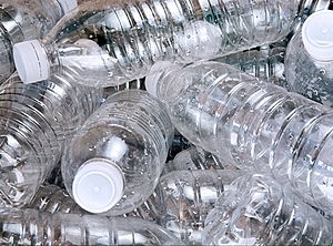 Riesenmarkt USA: PET-Flaschen warten aufs Recycling (Foto: dalton00 / IStockPhoto)