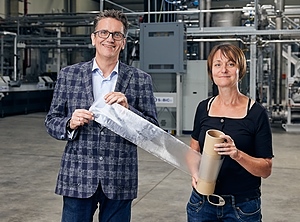 Hegen große Erwartungen in die neuen PLA-Copolymere: Dr. Gerald Hauf von der Polymer-Gruppe und Dr. Antje Lieske von Fraunhofer IAP (Foto: Polymer-Gruppe)
