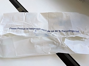 Wir drehen uns im Kreis: Sogar Briefumschläge gibt es mittlerweile aus „RePlastik“ (Foto: KI)