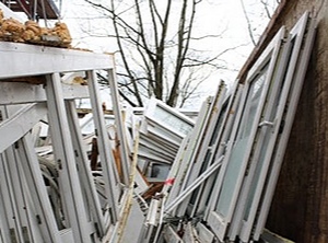 Ab zum Recycling: Eingesammelte PVC-Fenster (Foto: Rewindo)