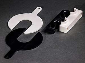 Spanend gefertigte Teile aus dem neuen flammgeschützten Polyamid 6-Compound (Foto: Comco EPP)