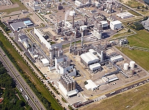 Petrochemie-Anlagen im belgischen Geel. Vorn links die JBF-Linien (Foto: BP)