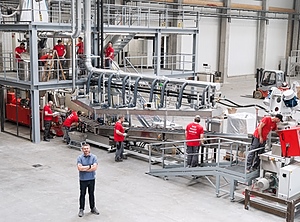 Mit ersten Extrusionsanlagen bereits bestückt: Die neue, 1.800 m² große Halle in Wien (Foto: Sax Polymers)