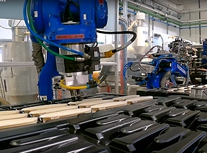 Fertigung von Türgriffen im rumänischen Werk Timisoara (Filmausschnitt: Akwel)