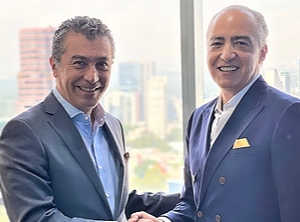 Handschlag zum Geschäftsabschluss: Promaplast-Geschäftsführer Ricardo Méndez (links) und der mexikanische IMCD-Chef Miguel Ruiseñor (Foto: IMCD)
