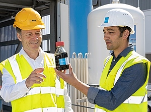 Gutes Produkt? Christoph Gahn (links), BASF Vice President für chemisches Recycling, mit Arcus-CTO Marco Tomasi Morgano (Foto: BASF)