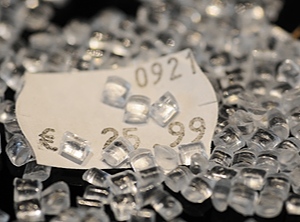 Schwarz eingefärbte und leitfähige Polymere dürften in nächster Zeit deutlich teurer werden (Symbolbild: KI)