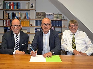 Vertrag eingetütet: Geschäftsführer Jochen Krug (Mitte) mit dem Bürgermeister von Meerane Prof. Lothar Ungerer (li.) und dem Notar Volker Heinze (Foto: Krug)