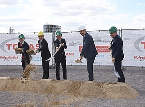 Spatenstich in Leuna: Polyplastics-Chef Dr. Toshio Shiwaku (Mitte) mit Frank Kauertz, dem Geschäftsführer von Topas Advanced Polymers (re), dem Werkleiter Marcel Fahnenstich (li) sowie Vertretern von InfraLeuna und dem Land Sachsen-Anhalt (Foto: InfraLeuna/Vincent Graetsch)
