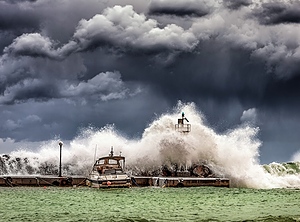 Raue See: Die Häfen in China werden aktuell vom Taifun heimgesucht (Foto: Pexels, George Desipris)