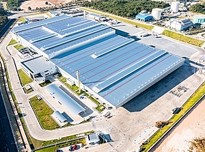 Aus der Vogelperspektive: Das neue Werk im Industriepark Map Ta Phut (Foto: Alpla)