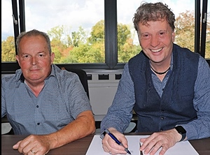 Bei der Vertragsunterzeichnung des Deals: Gründer und Gesellschafter Lothar Schütz (li.) und BMZ-Gründer und CEO Sven Bauer (Foto: BMZ)
