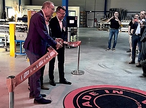 Bei der Einweihung der neuen Halle in Dampierre: Der geschäftsführende Gesellschafter der emco-Gruppe Christian Gnaß (Bildmitte; Foto: emco)