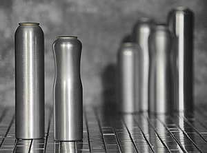Gebürstete Eleganz: Dosen aus Aluminium (Foto: Aerobal)