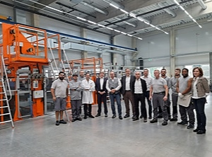 In der neuen Halle: Geschäftsführer Dirk Eikmeyer (5.v.l.) mit Mitarbeitern (Foto: KI)