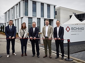 Freude vorm Neubau: die Geschäftsführung und der Ortsvorstand bei der Eröffnung (Foto: Kunststofftechnik Schmid)