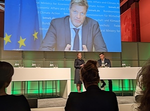 Fordern Dialog und Zusammenhalt: Robert Habeck und Markus Steilemann (Foto: KI)